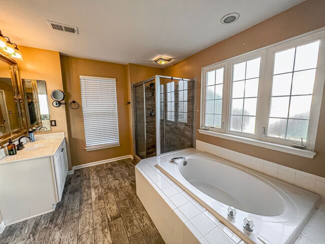 Building Photo - Stunning 4 Bedroom 3 Bathroom Brick Home W...