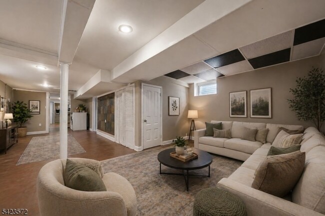 Building Photo - 569 Chestnut St