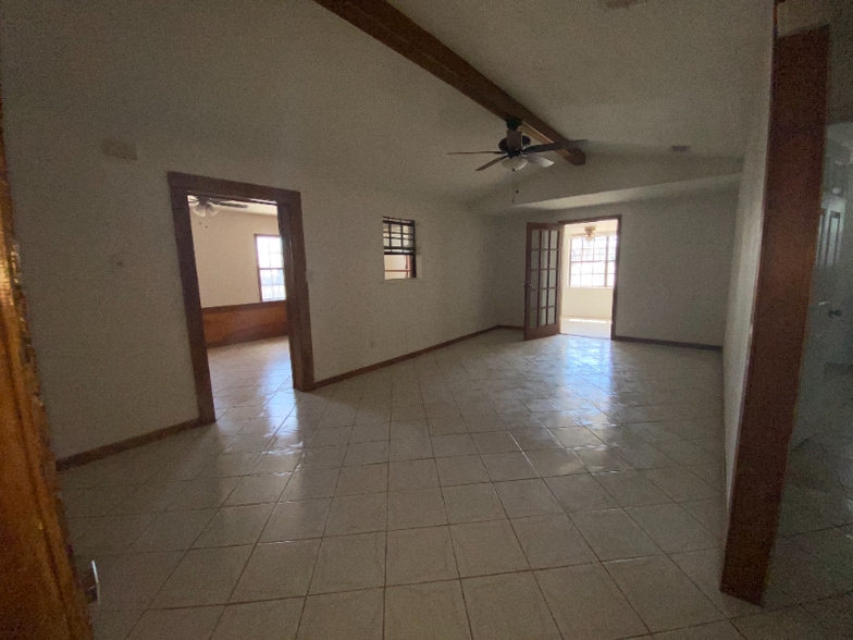 Building Photo - 613 E Expressway 83