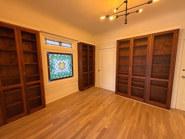 Building Photo - Epic REA- Spacious Flexible Plan 2 BR/1 BA...