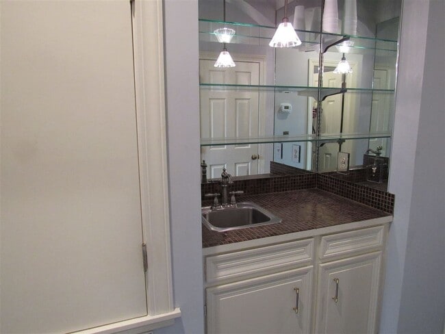 Building Photo - 255 Eastbrooke St