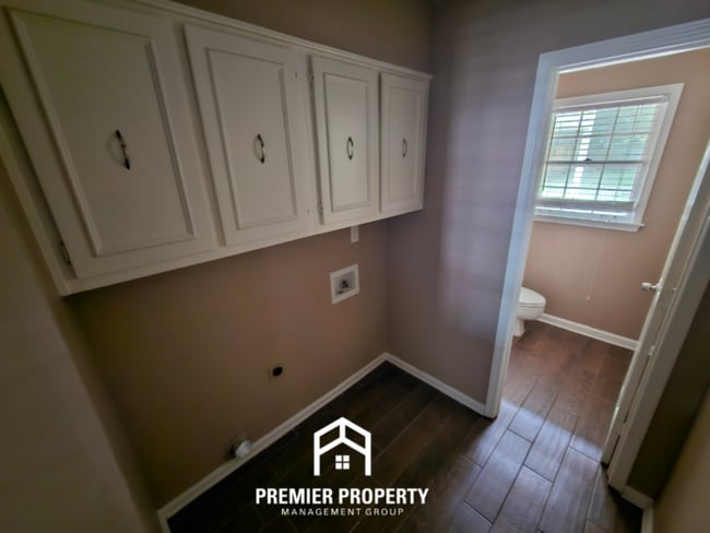 Building Photo - 2116 Rolling Valley Dr