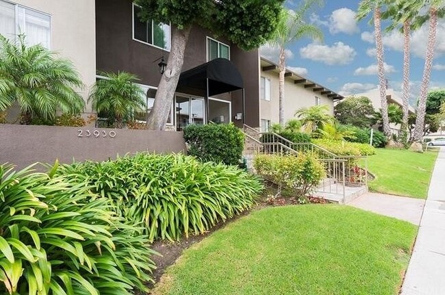 Building Photo - 2 Bedroom 2 Bath Condo with Pool and Hot T...