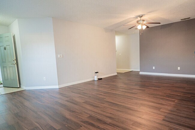 Building Photo - 3/2~Ridge Valley ~ Save with Solar!