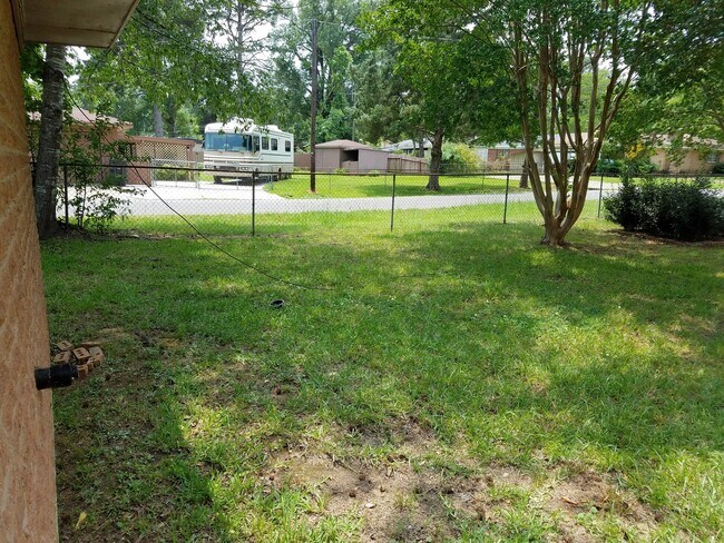Building Photo - *3/2*SOUTHERN HILLS/SOUTHWOOD*FRESH PAINT*