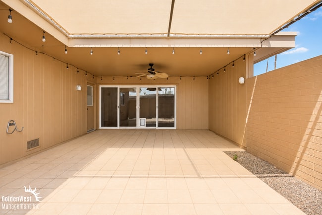 Building Photo - Spacious 2Bdm 2Ba Sun City Home with Vaulted Ceilings, Private Covered Patio & Garage - LOCATED I...