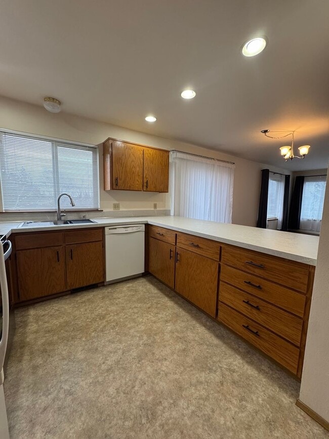 Building Photo - Renovated 3 BR Townhouse