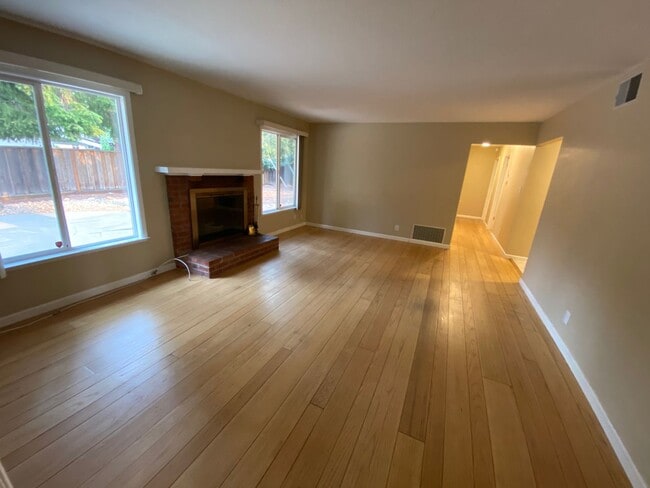 Building Photo - 3 Bed 2 Bath, Single Family Home In Walnun...