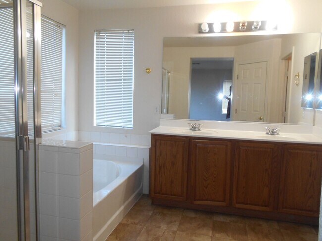 Building Photo - Stunning 4 Bedroom Home in North Las Vegas!