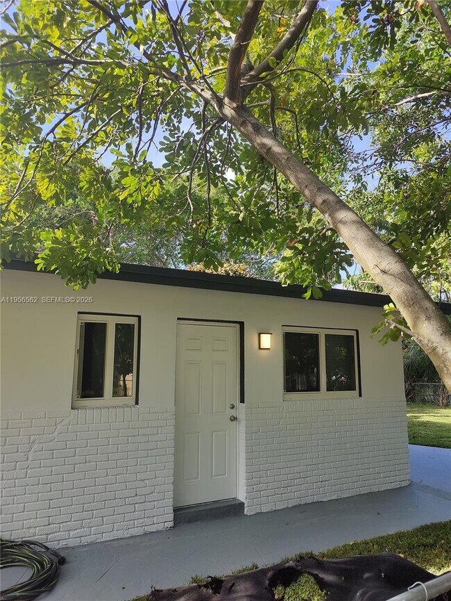 Building Photo - 1400 NW 2nd Ave