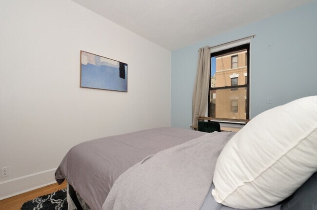 Building Photo - 400 W 47th St