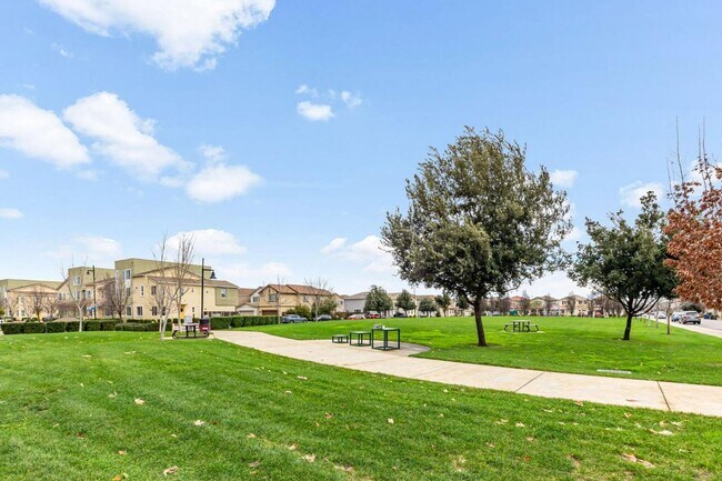 Building Photo - Spacious 3-Story Home in Rancho Cordova