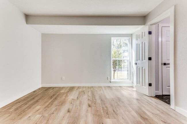 Building Photo - "Charming 3-Bedroom Home in Garland with 2 Full Baths and 1445 Sq Ft of Comfort!"