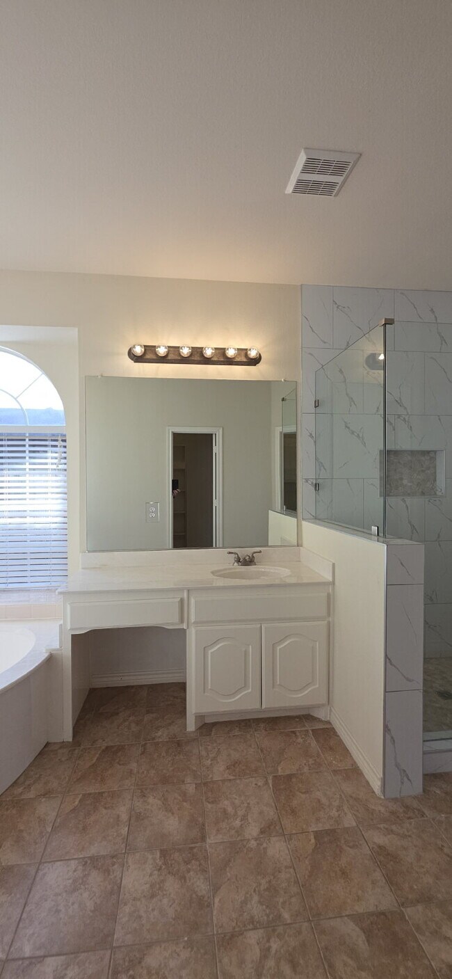 Building Photo - Recently remodeled 4 bedrooms, 3 bathrooms and move-in ready!