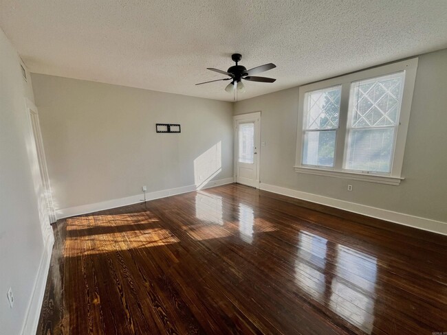 Building Photo - 1020 Kavanaugh Blvd