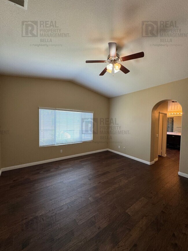 Building Photo - Ideal Layout! 4 Bedroom Home with Main Floor Bed/Bath & Open Loft