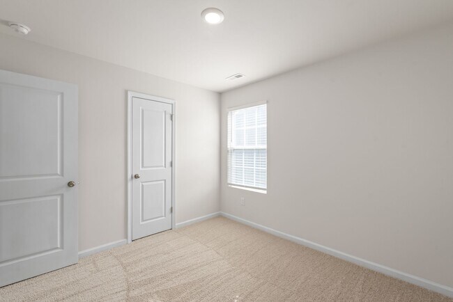 Building Photo - Move-in Ready 5 Bedroom Home!
