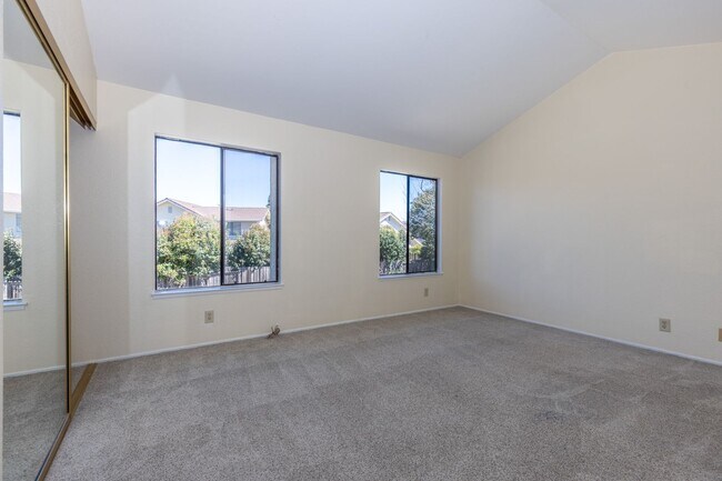 Building Photo - 4 bed/3 bath Single Family Home w/ large backyard!