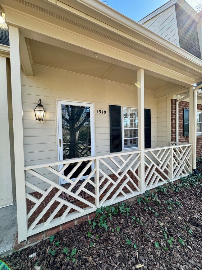 Building Photo - 3 BR 2 Bath Townhome