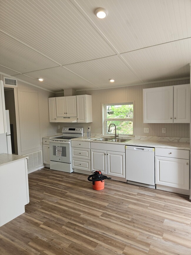 Building Photo - 21475 Coyote Trl