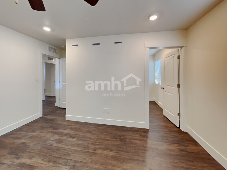 Building Photo - 9433 Clancey St