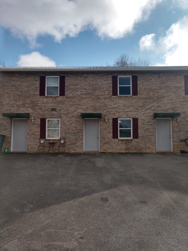 Building Photo - 1819 Summerhaven Ave