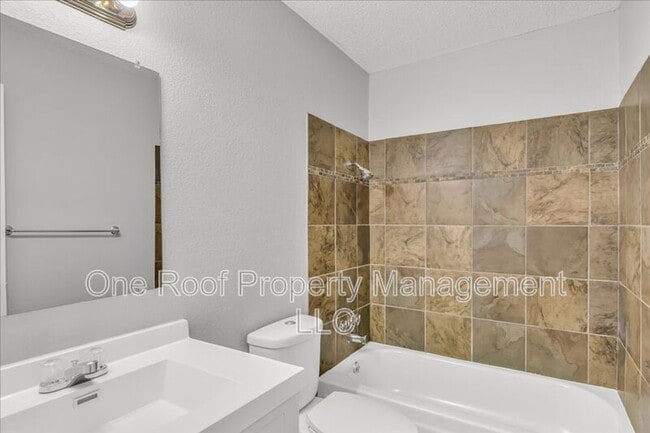 Building Photo - 2000 Chateau Dr