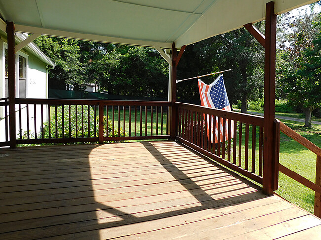 Building Photo - 20742 Meadowbrook Dr