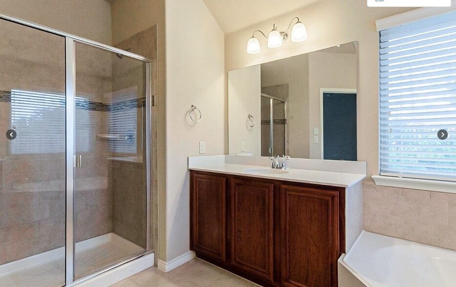Master Bath Shower - 4706 Lakeway Dr