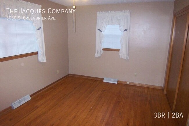 Building Photo - 3030 S Greenbrier Ave