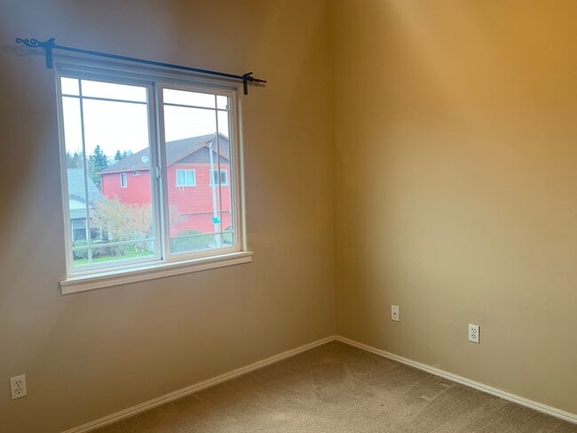 Building Photo - Great 3BD 2.5BA Fisher's Landing! Large Fe...
