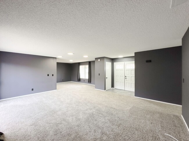 Building Photo - ~RARE FIND~ Newly Remodeled 3 Bedroom Home...