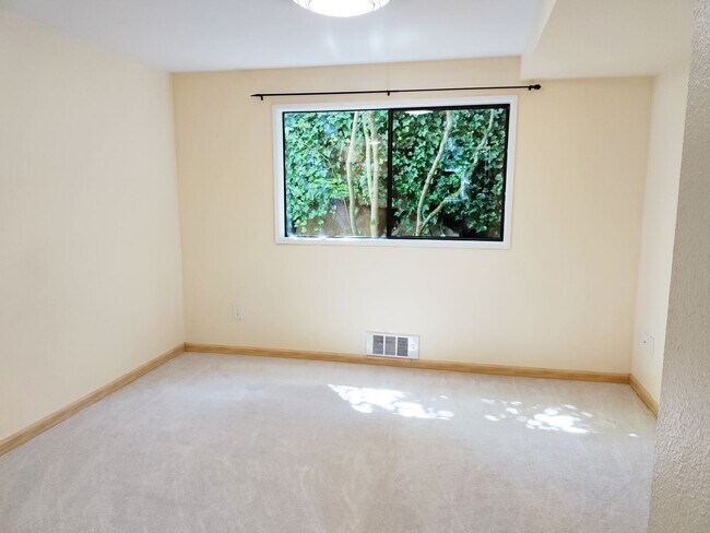 Building Photo - 2Bd/1Ba Seattle Condo