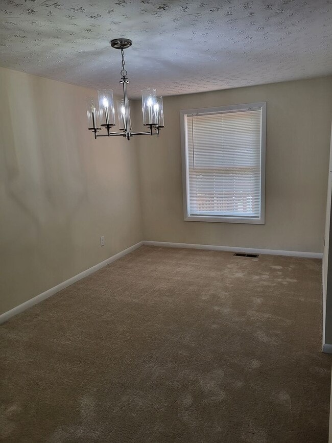 Building Photo - RARE 3-Bed Townhome in Fox Ridge Manor!