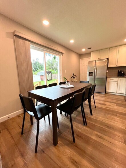 Building Photo - 908 Serf Ct