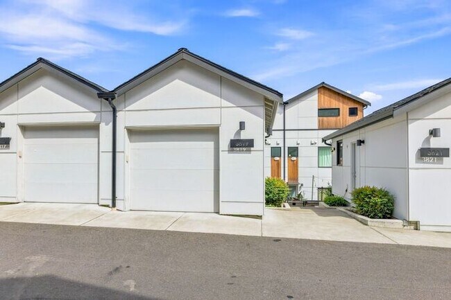 Building Photo - ULTRA-MODERN Air Conditioned Townhome in Beacon Hill (1st Month Free)