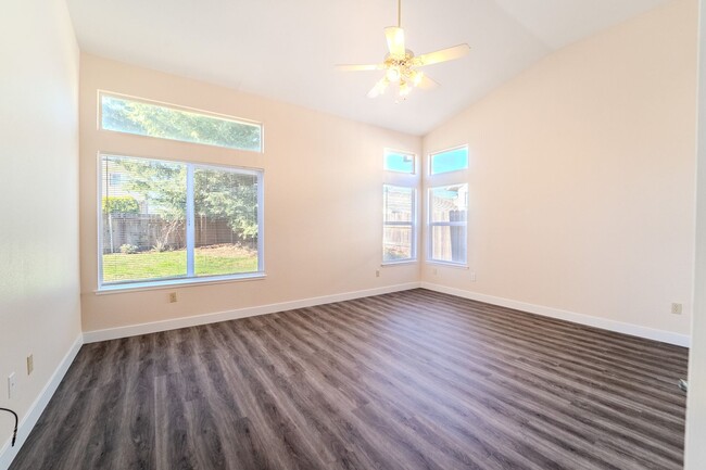 Building Photo - $200 OFF MOVE IN PRICE