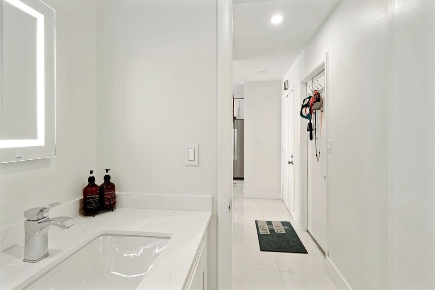 Building Photo - 3961 Adra Ave