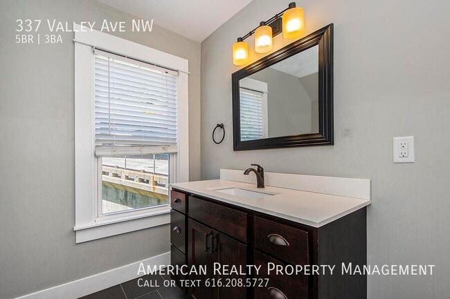 Building Photo - 337 Valley Ave NW