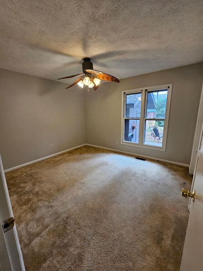 Building Photo - Charming & Spacious 3-Bed, 2-Bath Home in ...