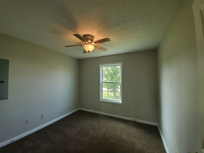 Building Photo - MOVE -IN SPECIAL $500 OFF
