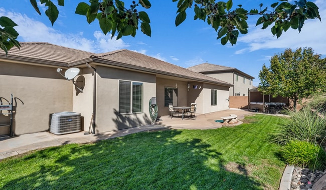 Building Photo - Gorgeous 4 Bed with 3 Car Garage AND Hot Tub