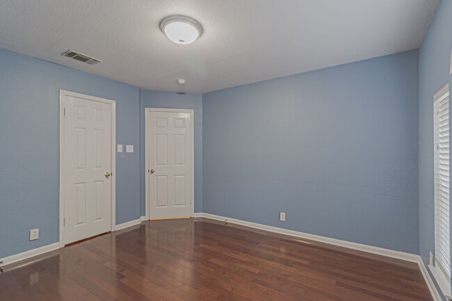 Building Photo - $300 OFF 1ST MONTH RENT IF YOU MOVE IN WIT...