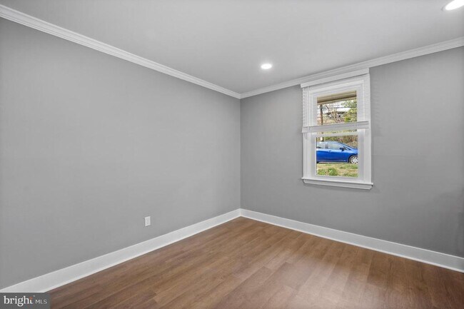 Building Photo - 645 Roberts Ave