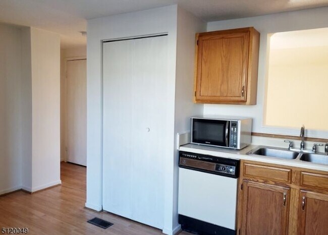 Building Photo - 53 Ben Franklin Dr