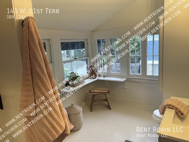 Building Photo - 141 W 61st Terrace