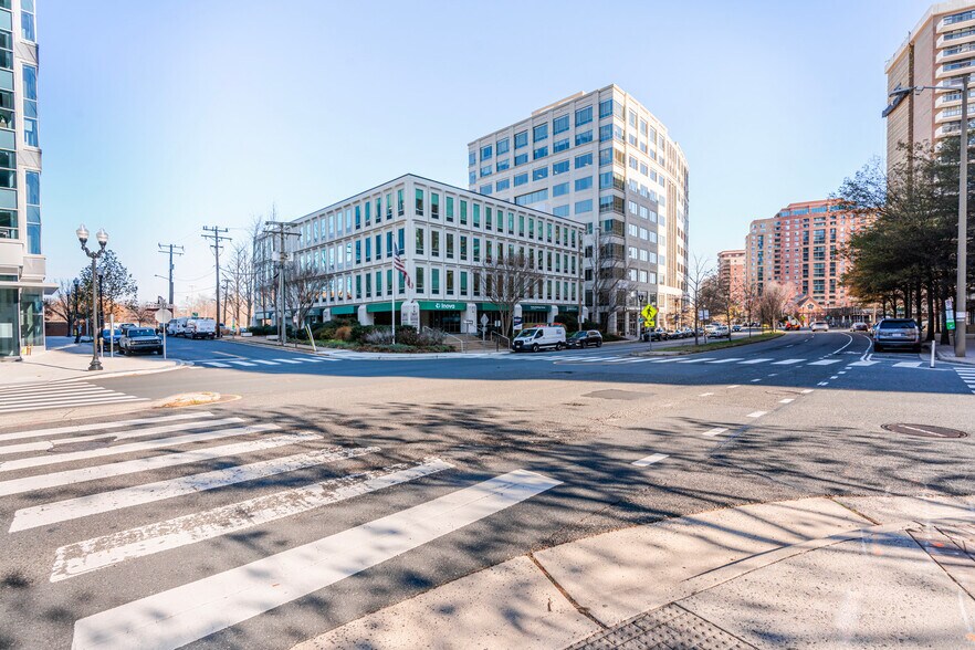 Building Photo - 3900 Fairfax Dr