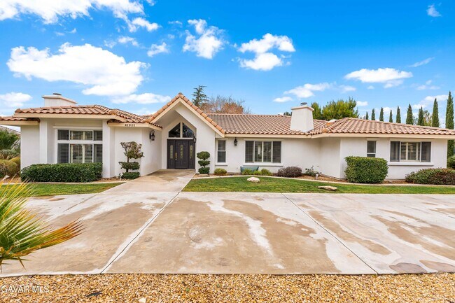 Building Photo - 41901 Cll Clarita
