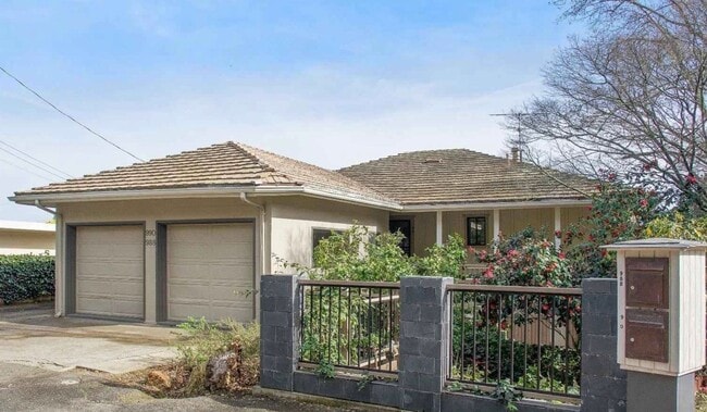 Building Photo - 1Bed/1Bath! Parking! Laundry! Garden! Pet! PROGRESSIVE