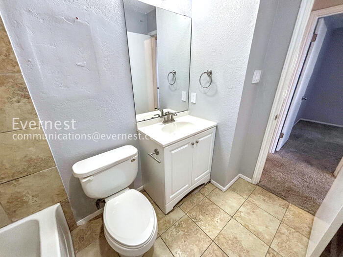 Building Photo - 915 Pyegrave Pl